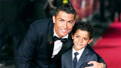 Con trai Ronaldo lập siêu phẩm đá phạt