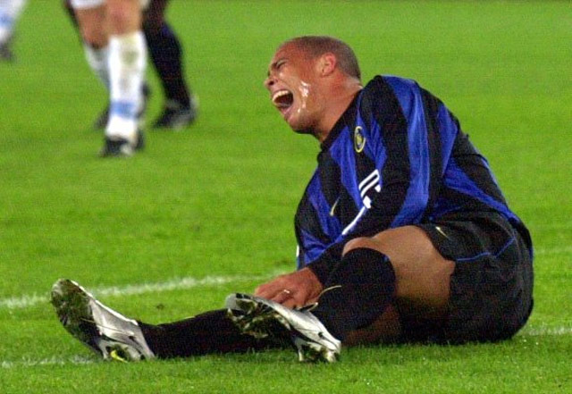 Một nửa thời gian khoác áo Inter, Ronaldo dùng để nằm viện vì 2 lần gặp chấn thương đầu gối