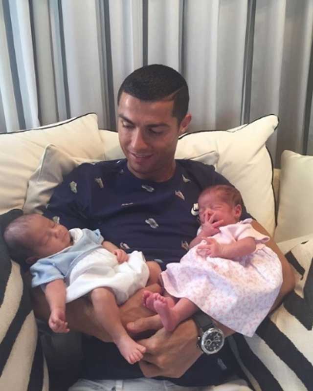 Bức ảnh bồng bế 2 thiên thần nhỏ của Ronaldo cũng nhận được lượng 