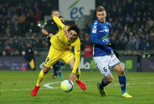 Gục ngã trên sân Strasbourg, PSG (áo vàng) lần đầu tiên bị đánh bại ở mùa này sau 13 trận thắng và 2 trận hòa 