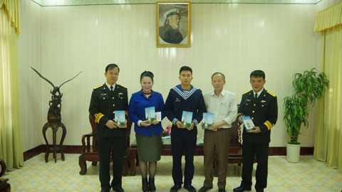 Hội viên CLB thơ 'Bạch Đằng Giang' tặng thơ cho Cán bộ, Chiến sỹ Lữ đoàn 147 Hải quân