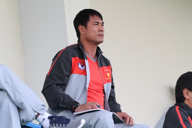 HLV Hữu Thắng chăm chút quan sát buổi tập của U23  Việt Nam dưới thời HLV Park Hang-seo. Ảnh Trí Công