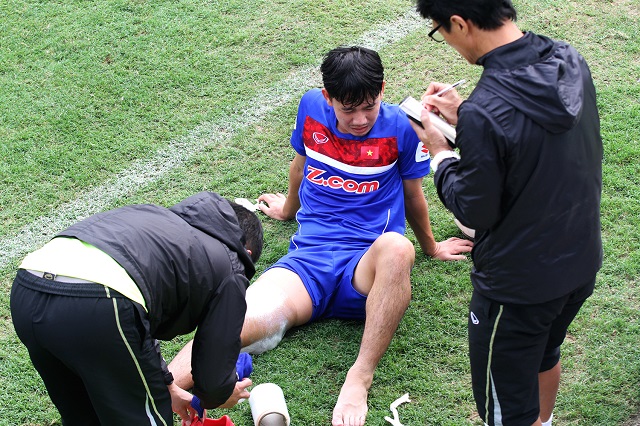 Tiền vệ Minh Vương phải rời sân sớm sau khi dính chấn thương trong trận đấu. Ảnh Trí Công