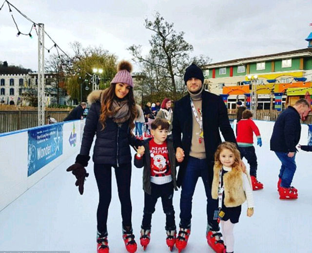 Wilshere vô tư đi trượt patin cùng vợ và các con