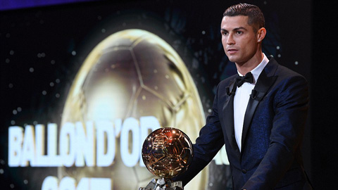 Ronaldo lần thứ 5 giành Bóng vàng, cân bằng kỷ lục của Messi