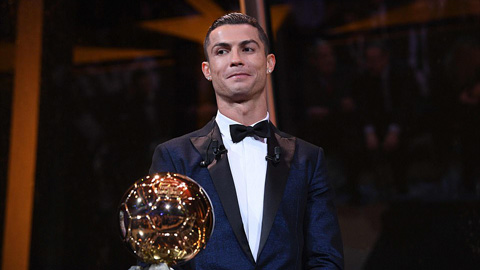 Ronaldo nhắc khéo Messi, Neymar sau khi giành Quả bóng vàng 2017