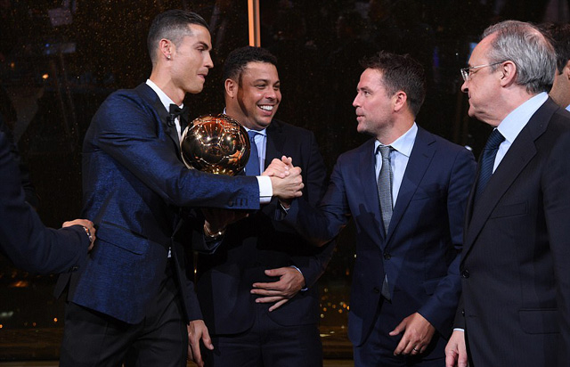 Ronaldo nhận lời chúc mừng từ chủ tịch Florentino Perez (Real Madrid) cùng các cựu danh thủ như Ronaldo 