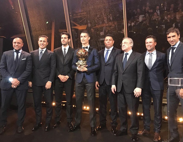 Ronaldo chụp hình với các cựu danh thủ từng gắn bó với Real