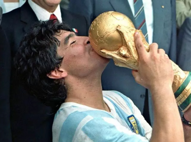 Cậu bé vàng Maradona luôn được nhiều người yêu mến