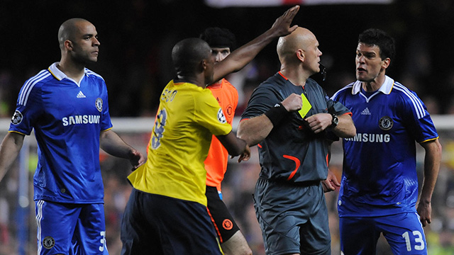 Chelsea chưa bao giờ quên mối thù với Ovrebo 