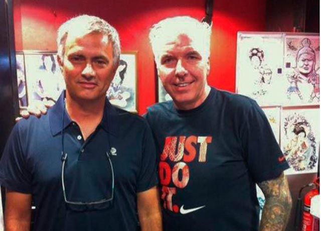 Mourinho chụp hình lưu niệm  với bố đẻ của Maclaren