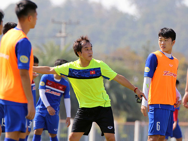 Trợ lý Lee Young-jin làm việc tích cực với các cầu thủ U23 Việt Nam