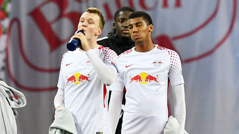 Đua vô địch Bundesliga: Leipzig vẫy cờ trắng