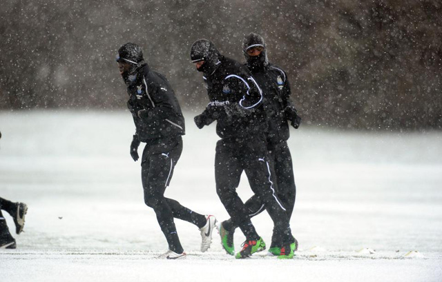 Các cầu thủ Newcastle cần mẫn tập luyện trên sân phủ tuyết trắng