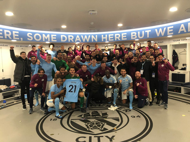 Các cầu thủ Man City ăn mừng với chiếc áo của Silva sau trận