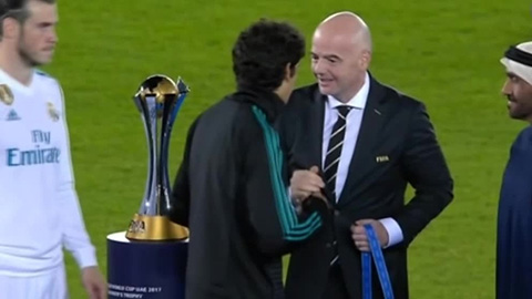 Cầu thủ Real xin xỏ chủ tịch FIFA chiếc huy chương Club World Cup
