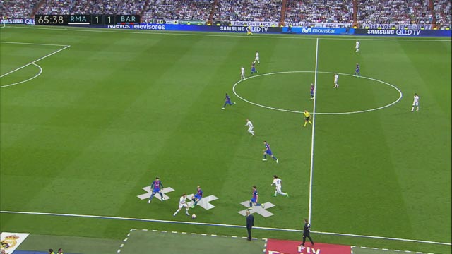 Dù có 3 cầu thủ Barca gây sức ép, nhưng Kroos vẫn bình tĩnh thoát ra  và có được một pha chuyển hướng tốt