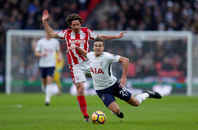 Ở lượt đi, Tottenham (áo trắng) cũng rất chật vật mới giành được 1 điểm trước Burnley