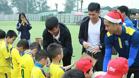 Bộ đôi trung vệ U23 Việt Nam thắp sáng đam mê cho trẻ em