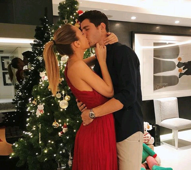 Tiền đạo Alvaro Morata (Chelsea) và vợ mới cưới Alice Campello trao nhau nụ hôn ngọt ngào ngay tại nhà riêng của hai người tại London.