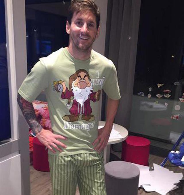 Messi khoe bộ pyjama được Suarez tặng