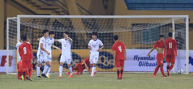 Các cầu thủ Ulsan Hyundai (áo trắng) ăn mừng bàn thắng vào lưới U23 Việt Nam hôm 21/12
