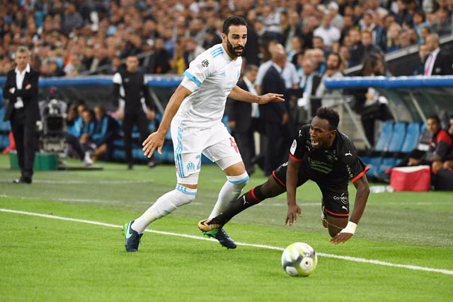 Ở tuổi 32, Rami (trái) vẫn tả xung hữu đột để giúp Marseille bay cao tại Ligue 1