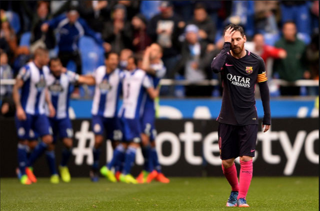 Sự thất vọng của Messi khi Barca bất ngờ để thua Deportivo với tỷ số 1-2 ở La Liga 2016/17