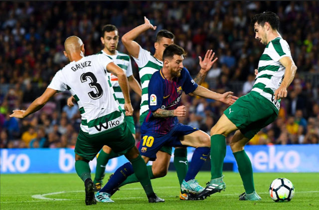 Messi tả xung hữu đột trong vòng vây cầu thủ Eibar