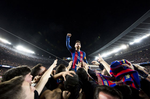 Messi và CĐV Barca ăn mừng sau khi vượt qua PSG với tỷ số 6-1 trong trận lượt về vòng 1/8 Champions League. Chung cuộc, Barca đi tiếp với tổng tỷ số 6-5