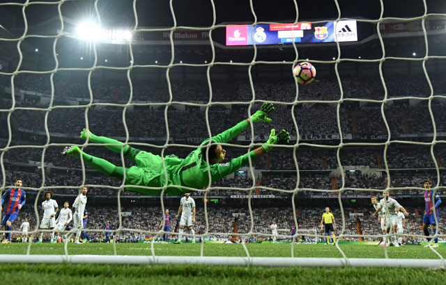 Thủ thành Keylor Navas (Real Madrid) không thể ngăn chặn pha làm bàn của Ivan Rakitic (Barcelona) trong trận đấu giữa 2 CLB hồi tháng 4