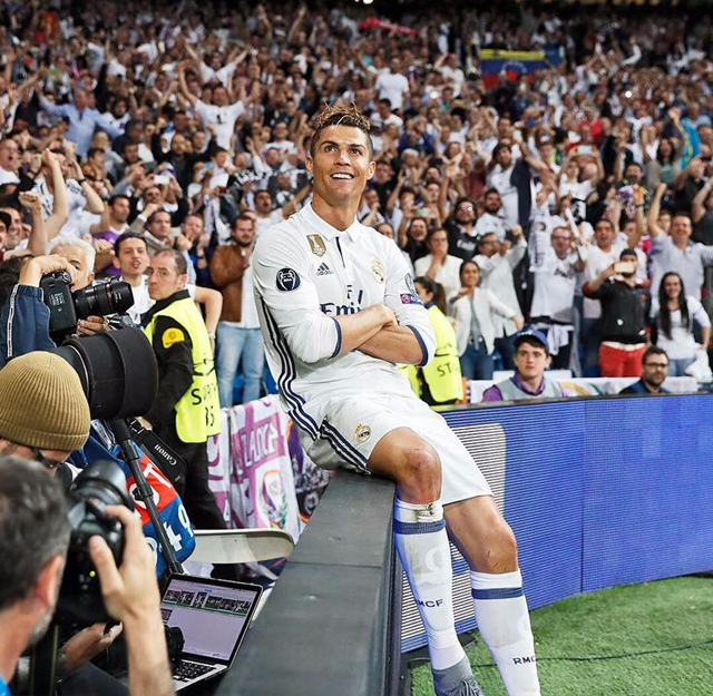 Ronaldo ăn mừng sau khi ghi bàn vào lưới Atletico ở trận derby Madrid vào tháng 5/2017