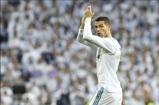 Cristiano Ronaldo vỗ tay cảm ơn các Madridista sau trận đấu giữa Real và Sevilla trên sân nhà Bernabeu