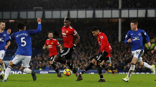 Lingard tung cú sút hiểm hóc đánh bại Pickford