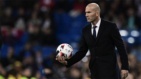 Zidane giam cầu thủ trong phòng thay đồ, từ chối xin 'viện binh'