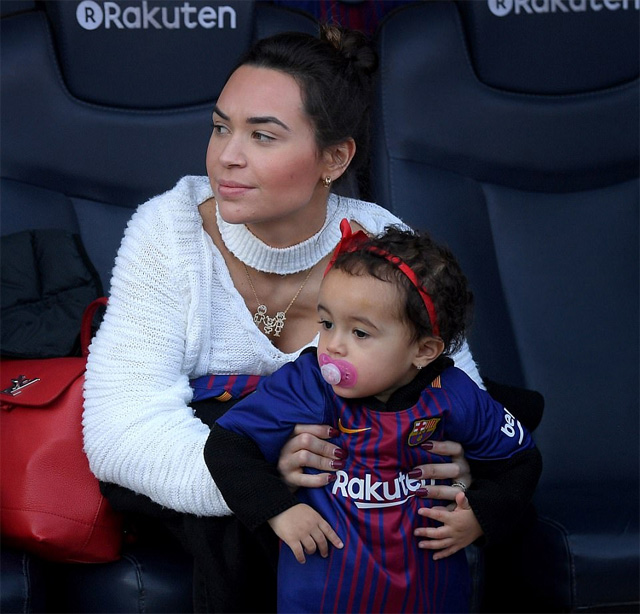 Cô vợ Aine và con gái Maria của Coutinho cũng có mặt ở Nou Camp