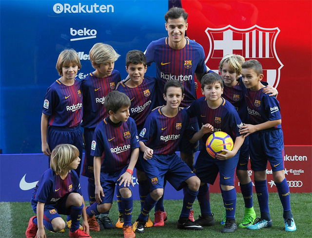 Coutinho giao lưu với các cầu thủ nhí tới từ học viện đào tạo trẻ của Barca
