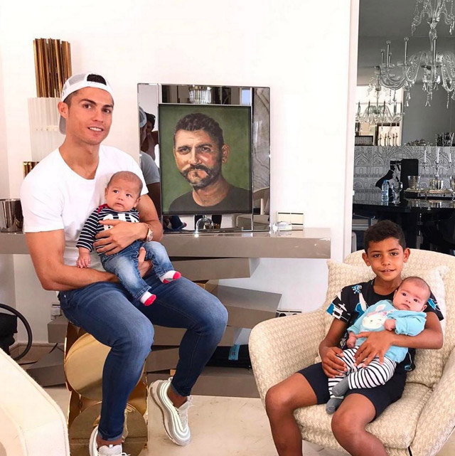 Những đứa trẻ nhà Ronaldo luôn thoải mái khi ở nhà