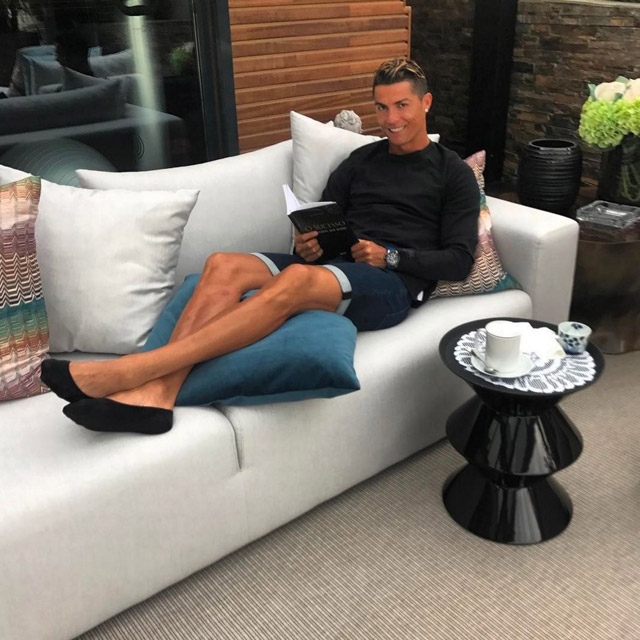  Là một người cầu toàn, phòng khách nhà Ronaldo chắc chắn được chăm chút cầu kỳ