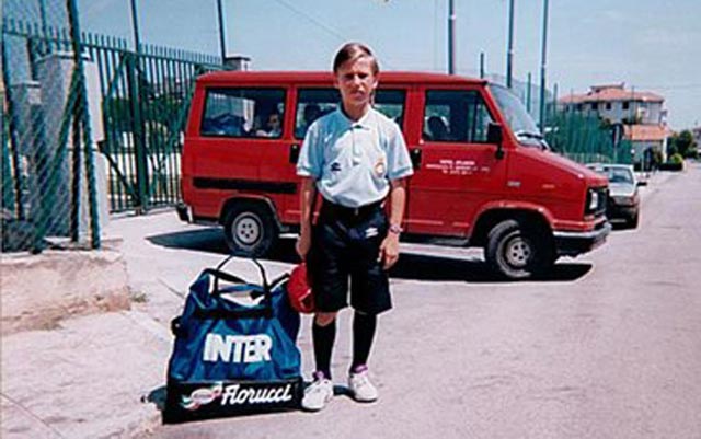 Cassano đã trải qua một tuổi thơ cơ cực, và lên 7 tuổi anh được vào tập luyện cùng Pro Inter
