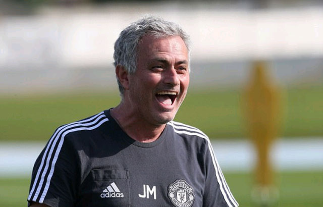 Mourinho cười phớ lớ trong buổi tập tại Dubai