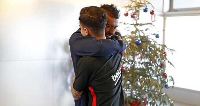Chiếc ôm ấm áp giữa những người đồng hương Brazil Coutinho và Paulinho