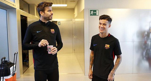 Nụ cười luôn thường trực trên môi Coutinho khi nói chuyện với Pique và các đồng đội mới