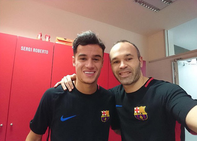 Thủ quân Andres Iniesta của Barca selfie cùng Coutinho trong phòng thay đồ.  Hiện Coutinho đang gặp chấn thương và sẽ chỉ có thể ra mắt CLB mới sau 3 tuần nữa