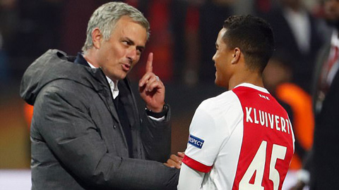 Mourinho nói gì với con trai Kluivert sau trận chung kết Europa League?