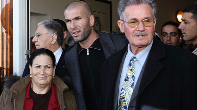 Zidane và cha, ông Smail - người đã ảnh hưởng rất lớn tới nhân cách và sự ngiệp của anh.