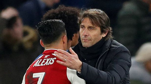 Conte thì thầm với Sanchez trước derby Chelsea - Arsenal