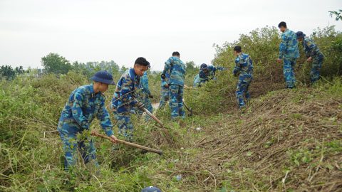 Lữ đoàn 147 Hải quân tham gia vệ sinh, củng cố đê Hà Nam – thị xã Quảng Yên, Quảng Ninh