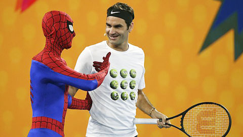 Hậu trường sân cỏ 14/1: Federer luyện tennis với… người nhện