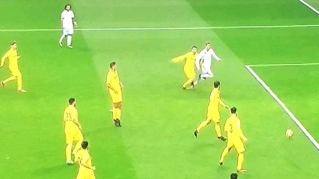 Ronaldo bị đẩy ngã trong vòng cấm trước khi dứt điểm